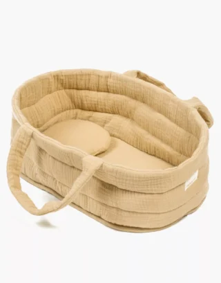 minikane-accessoires-poupee-couffin-et-son-oreiller-en-gaze-de-coton-latte-B4 minikane-accessoires-poupee-couffin-et-son-oreiller-en-gaze-de-coton-latte-B4