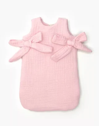 minikane-accessoires-poupee-turbulette-a-noeuds-gaze-de-coton-fraise-768x980
