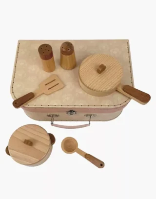 minikane-collection-dressing-vetements-accessoires-meubles-poupees-valise-d-antan-casseroles-1-768x980 minikane-collection-dressing-vetements-accessoires-meubles-poupees-valise-d-antan-casseroles-1-768x980