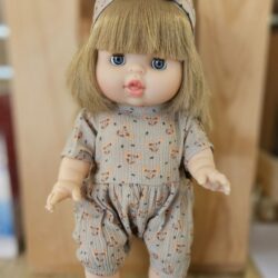 Poupon Yzé 34cm – Barboteuse Noa et son headband en crépon Eloise – Minikane